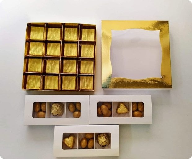 18x18x3 cm Bölmeli Pencereli Karton Çikolata Kutusu KeseKutu Ürünler